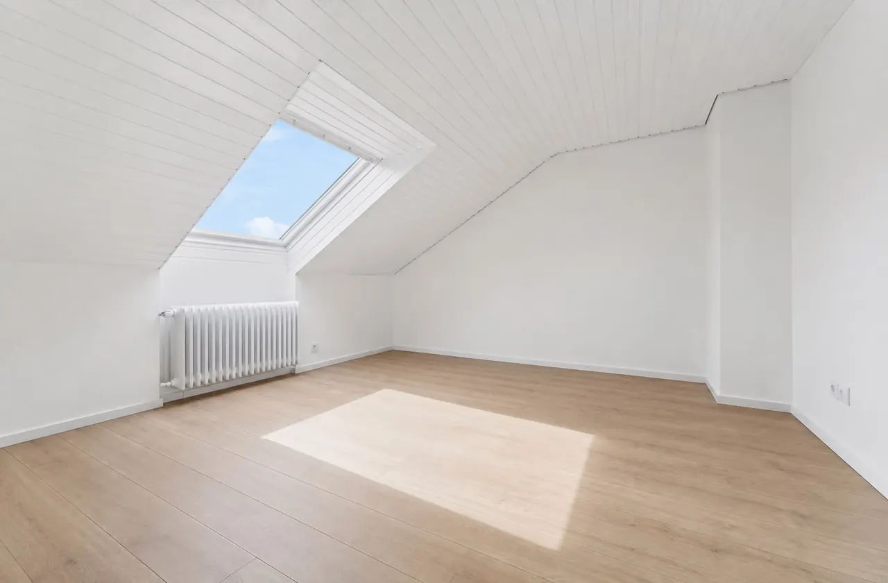 Leeres Dachzimmer vor dem Home Staging